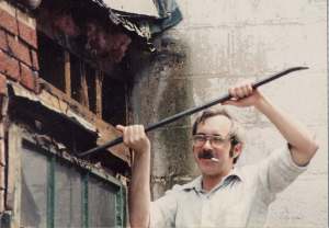 NESFA Clubhouse 2-02-Frank Richards working on back wall, 1987-04.jpg